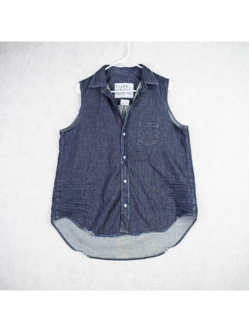 Frank & Eileen Womens Fiona Sleeveless Chambray Button Front Shirt Sz M USA